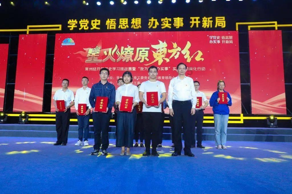 救援年轻女歌手